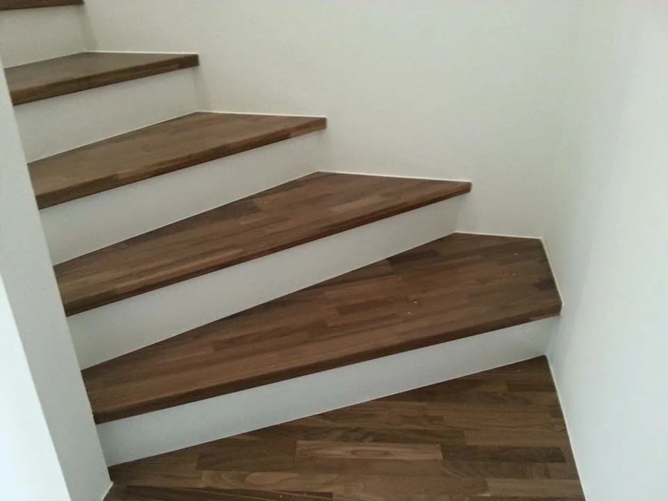 Dunkle Holzstufen